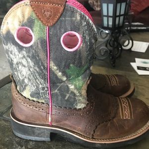 Ariat camo boots - size 8